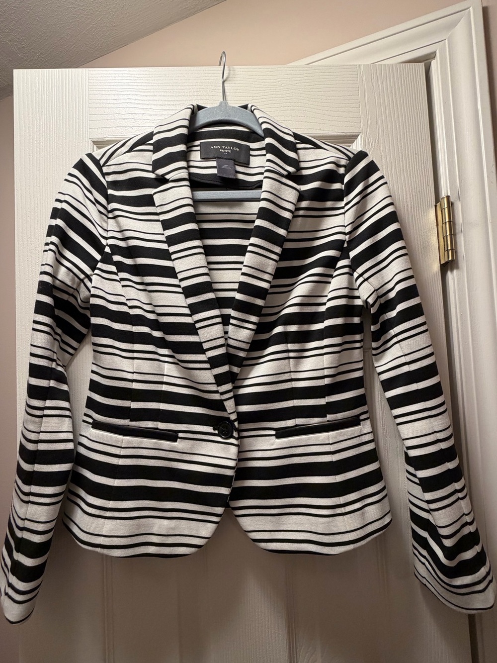 VINTAGE  Ann Taylor Cropped Black & White Striped Blazer